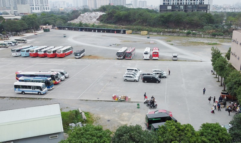 Bên trong bãi xe khách 'lậu' tại cây xăng Vạn Thuận, huyện Thanh Trì. Bên trong bãi xe khách 'lậu' tại cây xăng Vạn Thuận, huyện Thanh Trì.