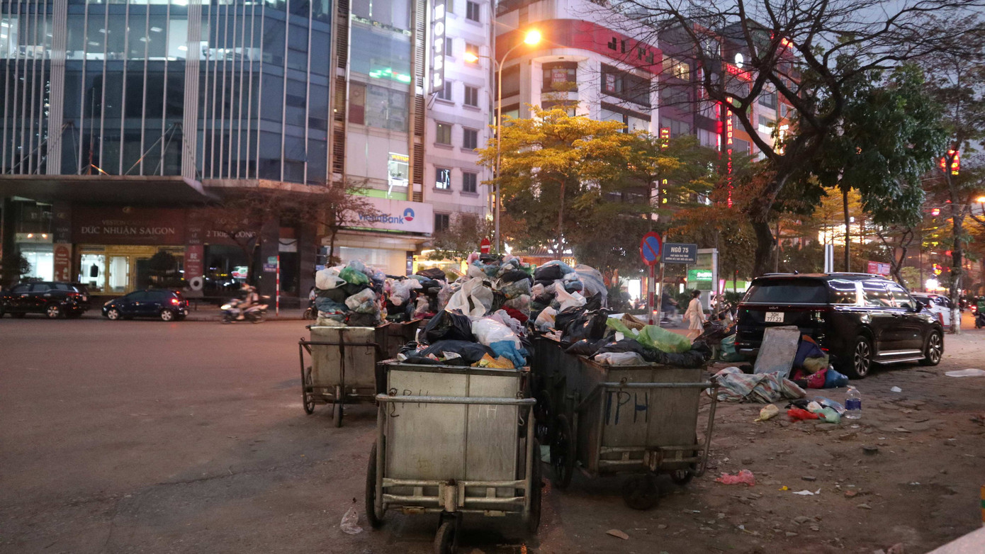 Theo quy định, giờ hoạt động của xe rác và công tác thu gom rác trên đường phố chỉ được diễn ra từ 21h đến 6h sáng hôm sau. Nhưng từ chiều, thậm chí là vào các giờ cao điểm người tham gia giao thông vẫn thấy xe rác tập trung nhiều trên các tuyến phố. Ảnh chụp trên đường Trần Thái Tông, Cầu Giấy. Theo quy định, giờ hoạt động của xe rác và công tác thu gom rác trên đường phố chỉ được diễn ra từ 21h đến 6h sáng hôm sau. Nhưng từ chiều, thậm chí là vào các giờ cao điểm người tham gia giao thông vẫn thấy xe rác tập trung nhiều trên các tuyến phố. Ảnh chụp trên đường Trần Thái Tông, Cầu Giấy.