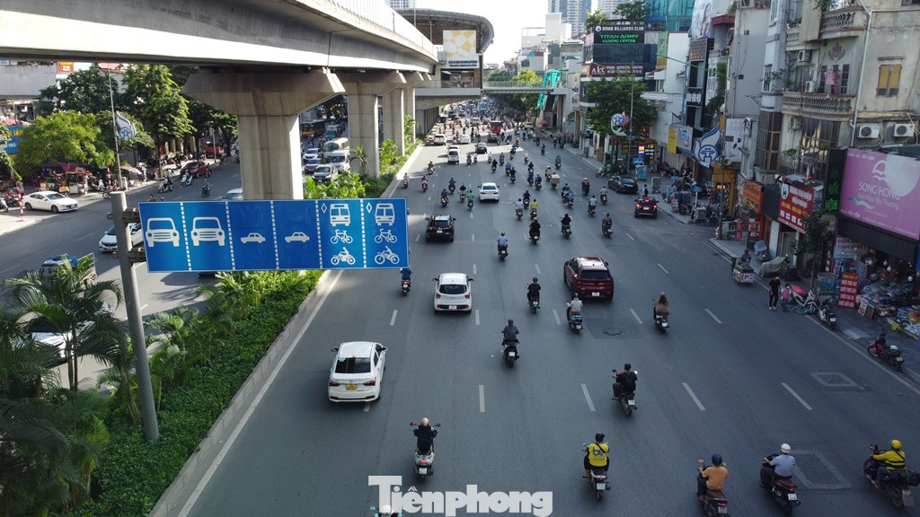 Dù các dải phân cách phân làn đã được tháo dỡ, nhưng các cột biển báo vẫn còn. Dù các dải phân cách phân làn đã được tháo dỡ, nhưng các cột biển báo vẫn còn.