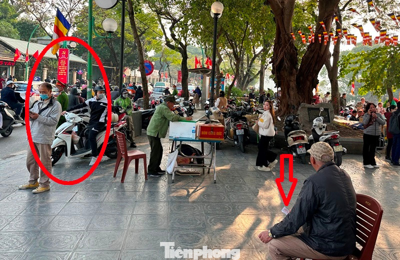 Bãi xe tại chùa Trấn Quốc lấn chiếm diện tích, thu giá chặt chém và sử dụng vé tự in sai quy định (mũi tên)... Tại một số thời điểm, có công an đứng làm nhiệm vụ (vòng tròn) ở đây.