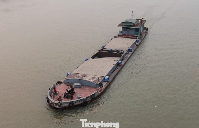 Tại sông Hồng qua Nam Định, trung tá Đặng Việt Long, Phó đội trưởng Đội CSGT đường thủy, PC08, Công an Nam Định cho biết, thời gian qua Đội đã phát hiện, xử lý 83 trường hợp lái tàu vi phạm trên sông, trong số này có 1 trường hợp lái tàu vi phạm nồng độ cồn.