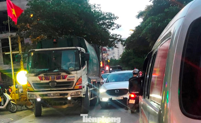 Trên đường Kim Giang đoạn gần nút giao với đường Vành đai 3 thường xuất hiện xe chở rác hoạt động vào giờ cao điểm sáng chiều, dẫn đến giao thông ùn tắc. Trên đường Kim Giang đoạn gần nút giao với đường Vành đai 3 thường xuất hiện xe chở rác hoạt động vào giờ cao điểm sáng chiều, dẫn đến giao thông ùn tắc.