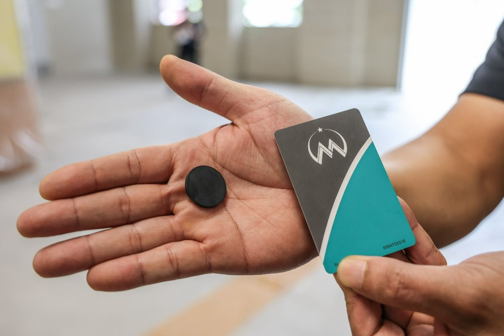 Đơn vị có chức năng tại ga cho biết hệ thống vé điện tử và thiết bị kiểm soát vé được nhập khẩu từ châu Âu. Đơn vị có chức năng tại ga cho biết hệ thống vé điện tử và thiết bị kiểm soát vé được nhập khẩu từ châu Âu.