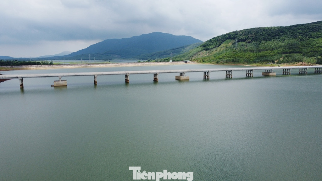 Cầu có chiều dài 984 mét (dài nhất cầu vượt hồ trên cao tốc Bắc Nam đoạn Hà Nội - Thanh Hóa), bắc qua hồ thủy lợi Yên Mỹ có độ sâu 19 mét đang cung cấp nước sản xuất, nuôi trồng cho toàn bộ khu kinh tế Nghi Sơn, một số xã huyện Nông Cống.