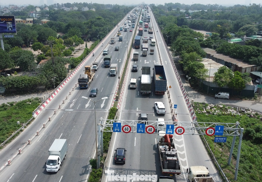 Giờ cao điểm sáng trong mấy ngày qua, cầu Thanh Trì có đông phương tiện nhưng xe vẫn di chuyển được nhưng đi chậm, không ùn tắc. Giờ cao điểm sáng trong mấy ngày qua, cầu Thanh Trì có đông phương tiện nhưng xe vẫn di chuyển được nhưng đi chậm, không ùn tắc.