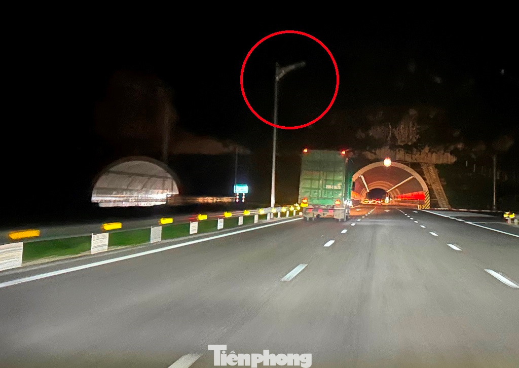 Hệ thống đèn chiếu sáng (vòng tròn) đường dẫn ra, vào hầm về đêm cũng không sáng. Ngoài không thể lưu thông theo tốc độ cho phép, việc cả trong hầm và đường dẫn tối về đêm đang có nguy cơ gây tai nạn rất cao.