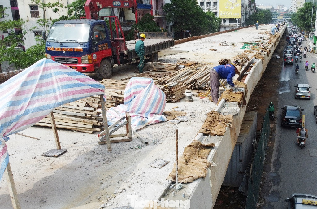 Để đảm bảo kế hoạch thông xe vào tháng 6 tới, hiện công nhân đang phải đội nắng để thi công giữa trưa.