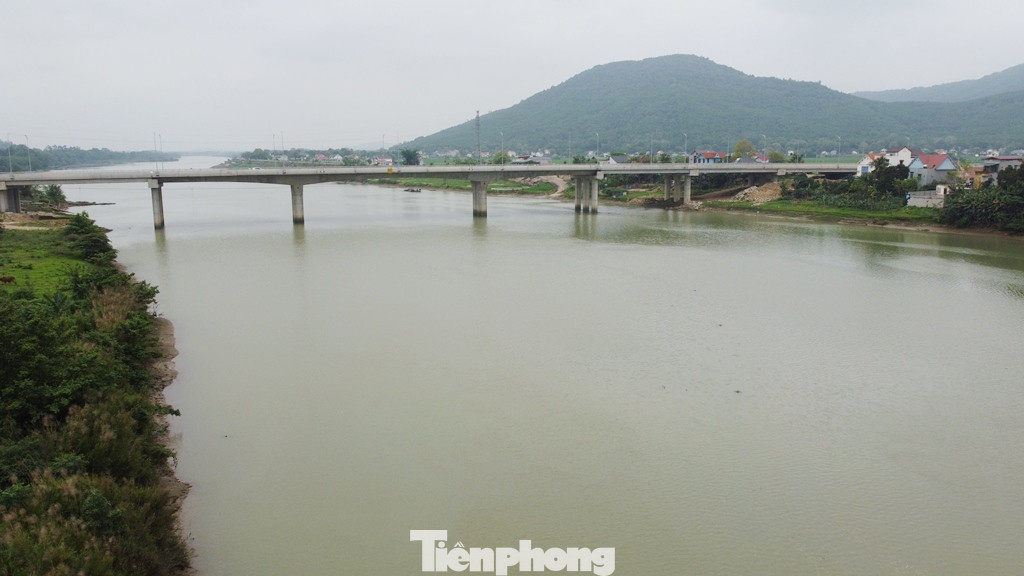 Theo ông Nam, ở giai đoạn 1 của dự án cầu Vĩnh An được xây dựng 1 đơn nguyên với 4 làn xe cao tốc, 2 làn xe phục vụ dân sinh và các làn xe được ngăn cách bởi dải phân cách cứng. Giai đoạn 2 của dự án, cầu Vĩnh An sẽ được xây dựng thêm một đơn nguyên để tăng làn đường cao tốc của dự án lên 6 làn xe. Theo ông Nam, ở giai đoạn 1 của dự án cầu Vĩnh An được xây dựng 1 đơn nguyên với 4 làn xe cao tốc, 2 làn xe phục vụ dân sinh và các làn xe được ngăn cách bởi dải phân cách cứng. Giai đoạn 2 của dự án, cầu Vĩnh An sẽ được xây dựng thêm một đơn nguyên để tăng làn đường cao tốc của dự án lên 6 làn xe.