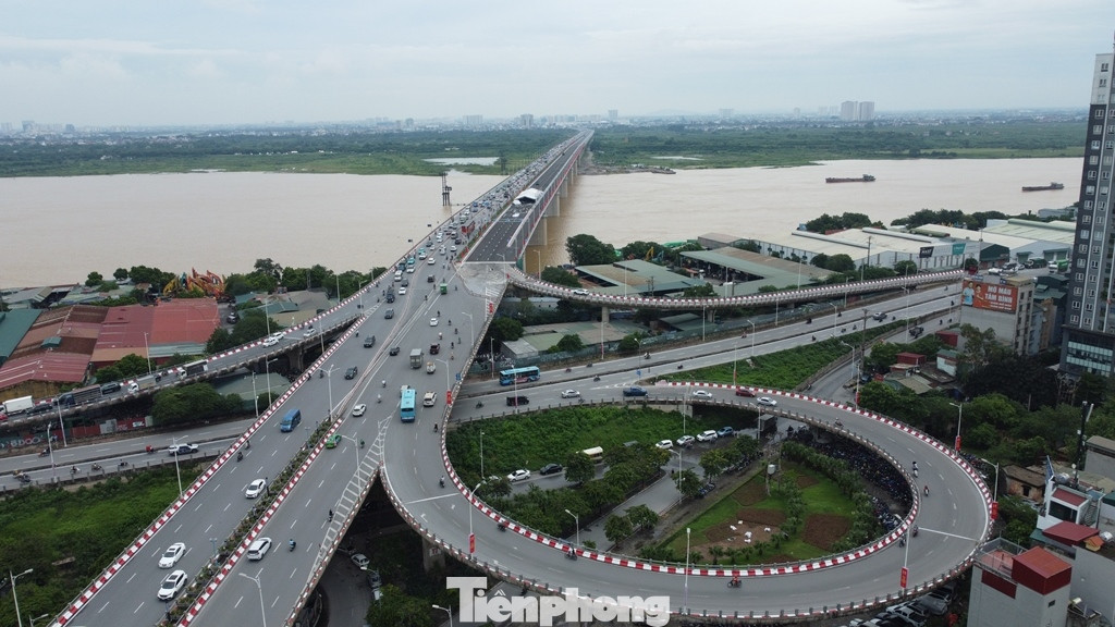 Sau lễ thông xe vào sáng 30/8, cầu Vĩnh Tuy sẽ có thêm 4 làn đường được bổ sung, nâng số làn lên 8 làn - rộng gấp đôi hiện nay. Theo phương án tổ chức giao thông, toàn bộ xe đi từ các đường dẫn nội thành lên cầu sẽ đi ở cầu mới; cầu cũ sẽ dành toàn bộ cho xe đi từ phía Long Biên sang nội thành. Sau lễ thông xe vào sáng 30/8, cầu Vĩnh Tuy sẽ có thêm 4 làn đường được bổ sung, nâng số làn lên 8 làn - rộng gấp đôi hiện nay. Theo phương án tổ chức giao thông, toàn bộ xe đi từ các đường dẫn nội thành lên cầu sẽ đi ở cầu mới; cầu cũ sẽ dành toàn bộ cho xe đi từ phía Long Biên sang nội thành.