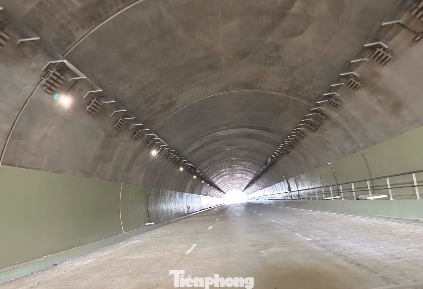Ngoài ra, trên tuyến còn 2 hầm vượt núi dài hàng trăm mét là hầm Thung Thi (Thanh Hóa), hầm Tam Điệp (Ninh Bình). Ngoài ra, trên tuyến còn 2 hầm vượt núi dài hàng trăm mét là hầm Thung Thi (Thanh Hóa), hầm Tam Điệp (Ninh Bình).
