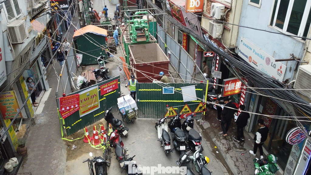 Công trường hàng rào thứ hai mới được hình thành trên đường Lương Thế Vinh chiếm trọn lòng đường và một phần vỉa hè hai bên.