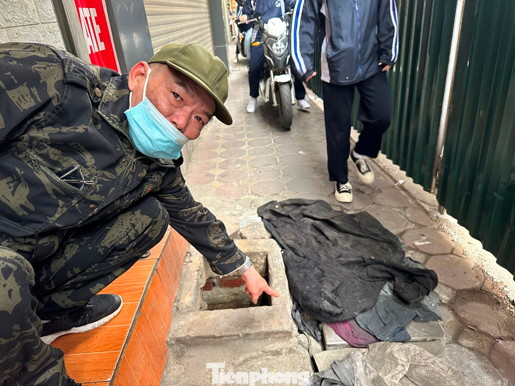 Ông Hùng, hộ dân ở số nhà 110 Lương thế Vinh phản ánh với PV Tiền Phong, do bị xe máy trèo lên đoạn đi qua công trường nhiều, dẫn đến các nắm hố ga thu nước và hố ga đựng đồng hồ nước sạch bị vỡ, ảnh hưởng đến việc dẫn nước sinh hoạt vào các hộ dân.