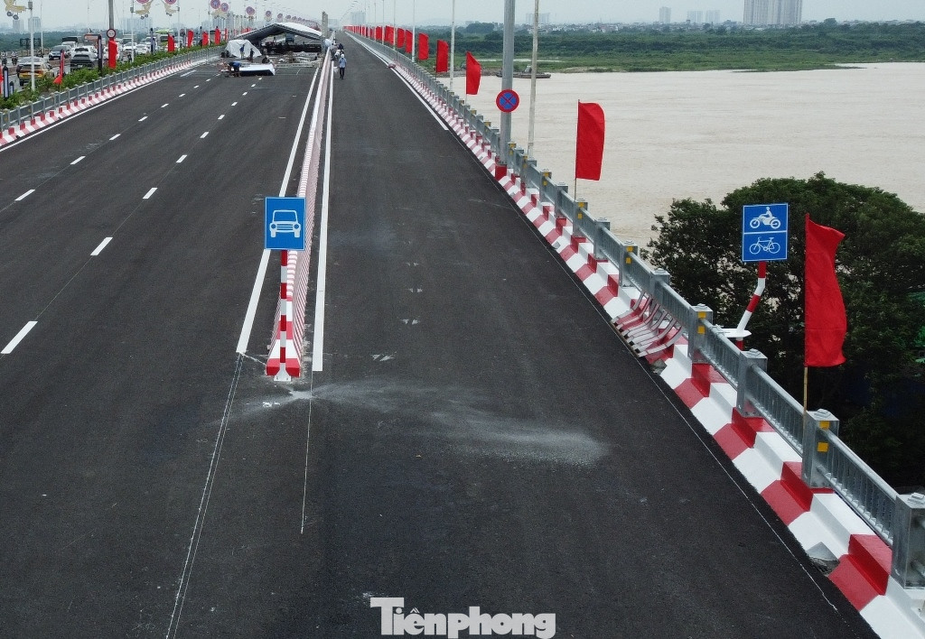 Làn xe ở bên phải cầu mới sẽ là làn đường hỗn hợp, trong đó có cho xe máy, xe đạp... Làn xe ở bên phải cầu mới sẽ là làn đường hỗn hợp, trong đó có cho xe máy, xe đạp...