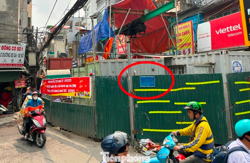 Tuy là công trường trọng điểm của thành phố, chiếm dụng lòng đường ở nhiều quận, huyện, nhưng bản chỉ dẫn, thông báo công trường thi công rất nhỏ (vòng tròn nhỏ), không theo quy định. Thông tin ghi trên bảng ghi tên dự án, tên chủ đầu tư là Ban QLDA đầu tư xây dựng công trình hạ tầng kỹ thuật và nông nghiệp Hà Nội; không có các thông tin quan trọng để người dân nắm bắt, tính toán đi lại như thời gian thi công, thời gian hoàn thành công trường...
