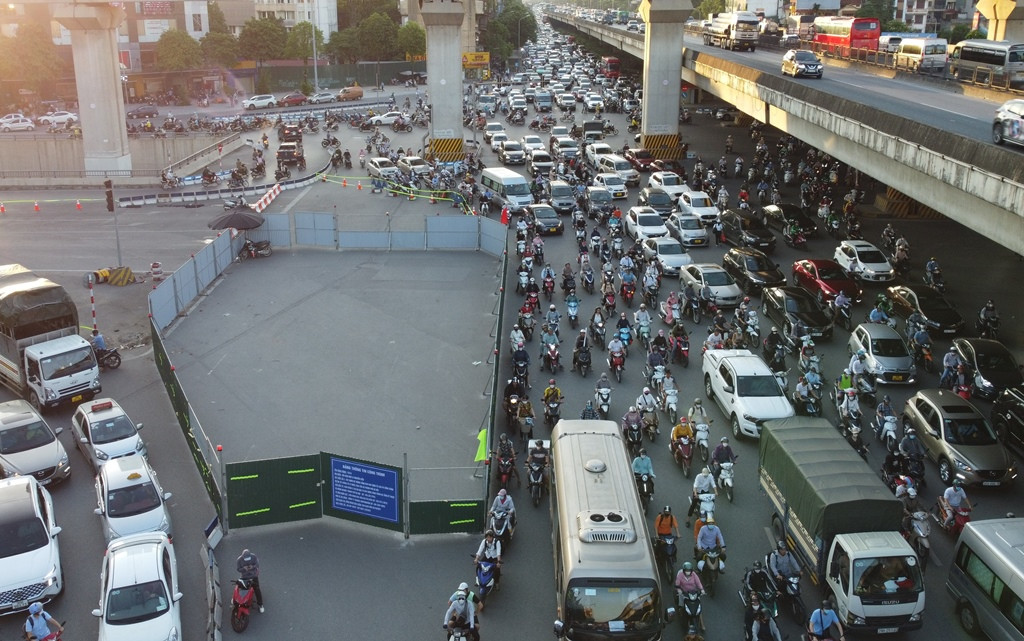 Thời điểm từ 16 đến 19h ngày 6/7, nút giao Thanh Xuân ùn tắc kéo dài do hàng rào lô cốt dựng lên giữa trung tâm nút.