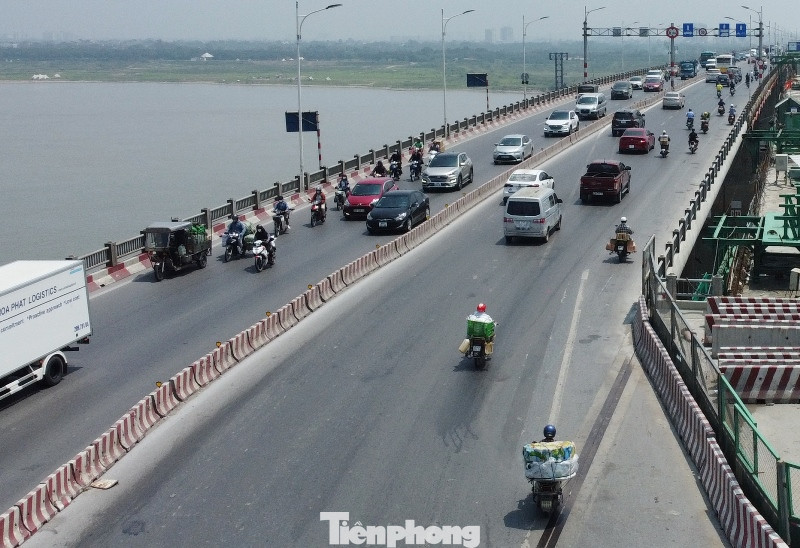 Sau dịp nghỉ lễ 30/4 và 1/5, cầu Vĩnh Tuy chiều nội thành - Long Biên đã được dỡ hàng rào thi công, trả lại nguyên trạng mặt cầu đủ 2 làn xe.