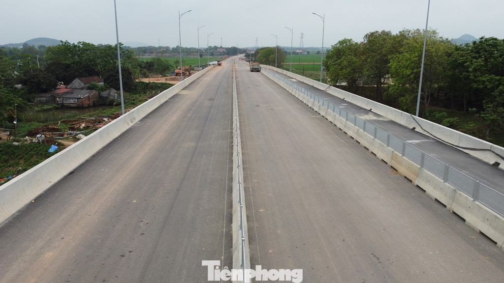 Trao đổi với PV Tiền Phong, ông Nguyễn Hoài Nam, cán bộ Văn phòng Ban Quản lý dự án cao tốc Mai Sơn – Quốc lộ 45, PMU Thăng Long, Bộ GTVT phụ trách thi công cầu Vĩnh An cho biết, cầu đã hoàn thành phần thi công và hiện đang chờ thông xe cùng với toàn bộ dự án vào dịp 30/4 tới. Trao đổi với PV Tiền Phong, ông Nguyễn Hoài Nam, cán bộ Văn phòng Ban Quản lý dự án cao tốc Mai Sơn – Quốc lộ 45, PMU Thăng Long, Bộ GTVT phụ trách thi công cầu Vĩnh An cho biết, cầu đã hoàn thành phần thi công và hiện đang chờ thông xe cùng với toàn bộ dự án vào dịp 30/4 tới.