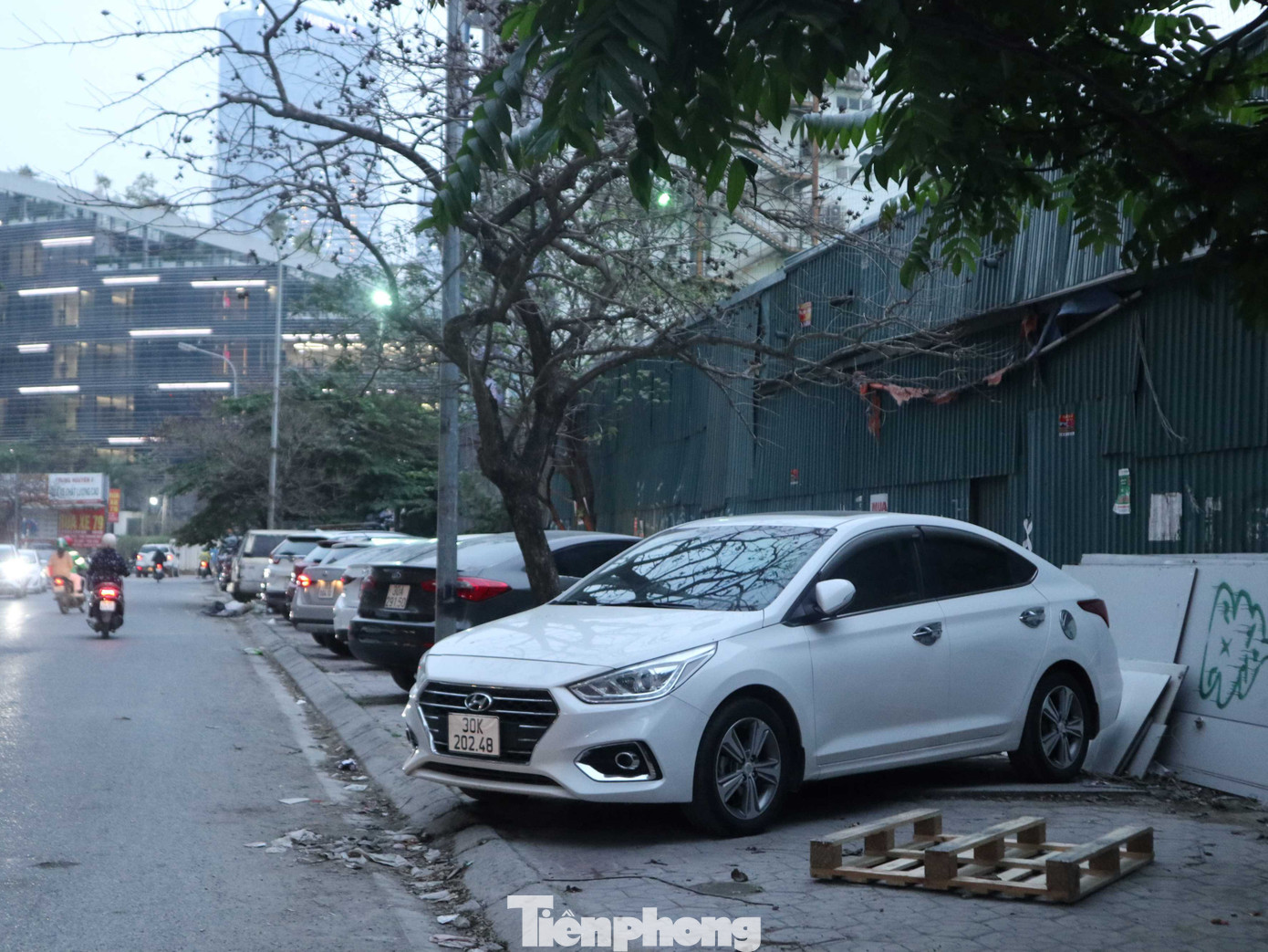 Tại khu vực đường Tôn Thất Thuyết, Cầu Giấy, nhiều vật dụng còn được để sẵn trên vỉa hè nhằm “giữ chỗ” để xe. Tại khu vực đường Tôn Thất Thuyết, Cầu Giấy, nhiều vật dụng còn được để sẵn trên vỉa hè nhằm “giữ chỗ” để xe.