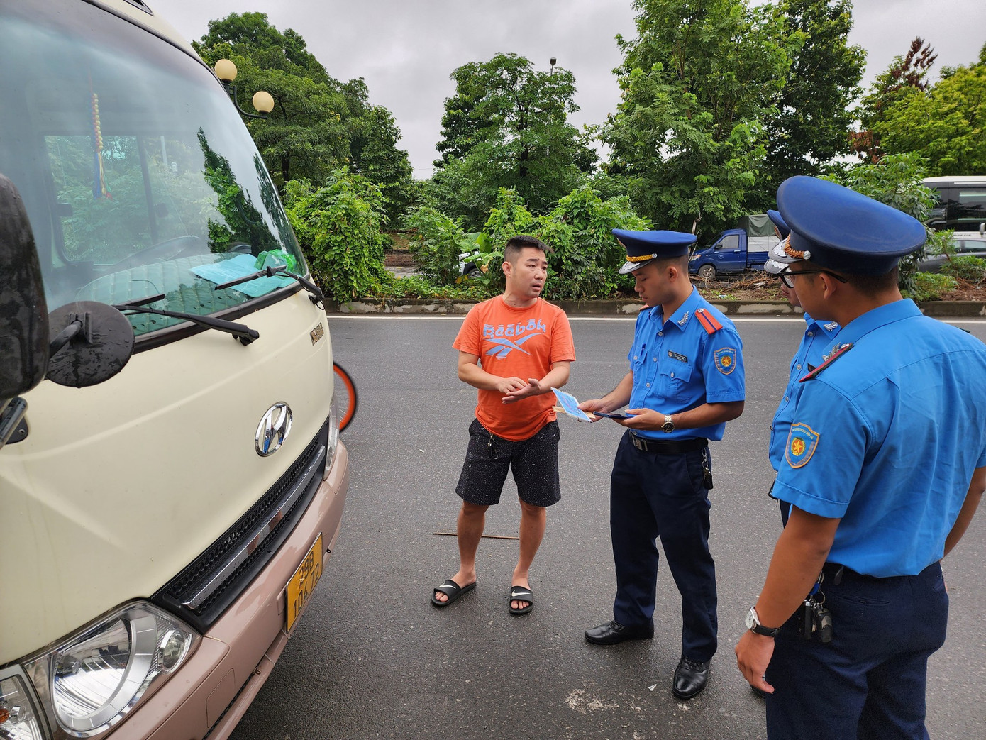 Tổ công tác của Thanh tra giao thông, Sở GTVT Hà Nội kiểm tra xe khách BKS 29B-104.72 chở học sinh. Ảnh: PV Tổ công tác của Thanh tra giao thông, Sở GTVT Hà Nội kiểm tra xe khách BKS 29B-104.72 chở học sinh. Ảnh: PV