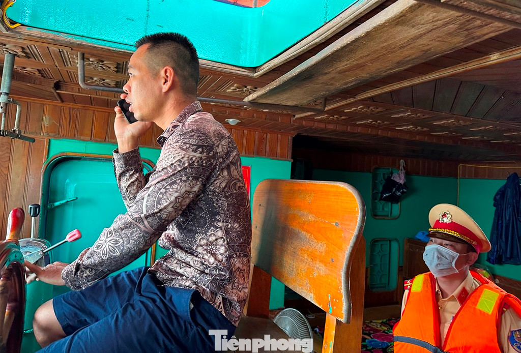 Tuy nhiên, thay vì chấp hành yêu cầu của Cảnh sát, sau một hồi trình bày là trên tàu không có bất kỳ giấy tờ gì để kiểm tra, lái tàu PT-2578 đã vừa chạy tàu vừa điện thoại cho chủ tàu ở xa. Tuy nhiên, thay vì chấp hành yêu cầu của Cảnh sát, sau một hồi trình bày là trên tàu không có bất kỳ giấy tờ gì để kiểm tra, lái tàu PT-2578 đã vừa chạy tàu vừa điện thoại cho chủ tàu ở xa.