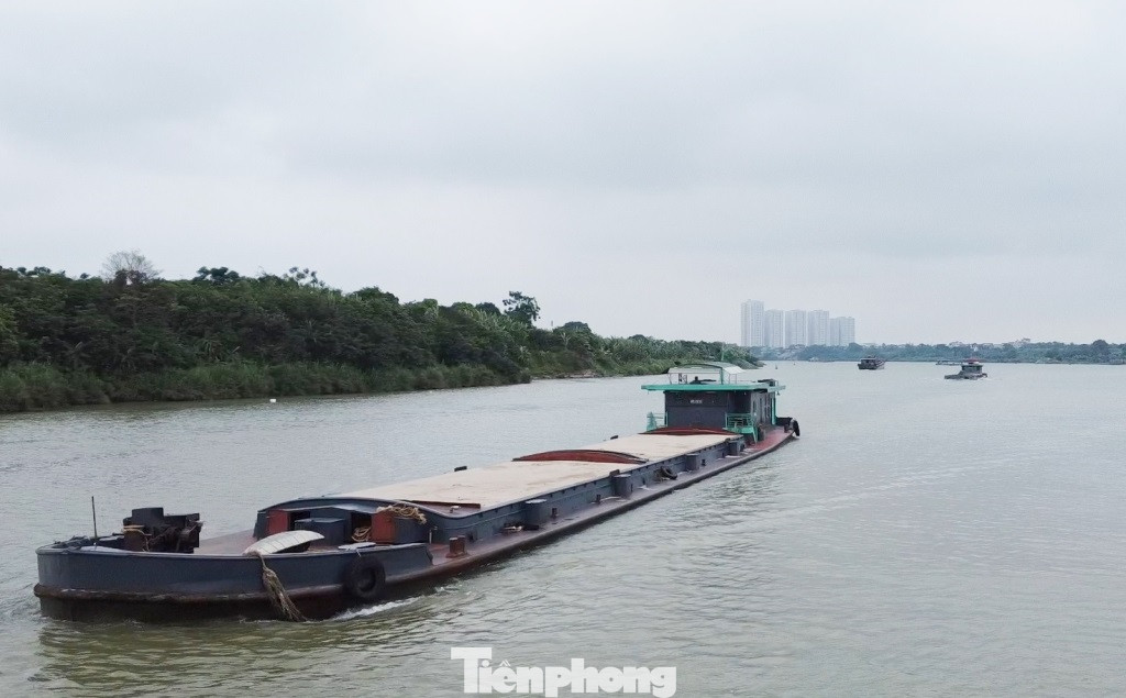 Trên sông Đuống chỉ trong ngày 8/5, phóng viên đã ghi nhận có hàng chục tàu thuyền chở cát chất cao hơn cả sàn tàu, mớn tải trọng đều ngập sâu trong nước. Ảnh chụp tàu có BKS: VP-1511 qua sông Đuống (Hà Nội) lúc 10h.