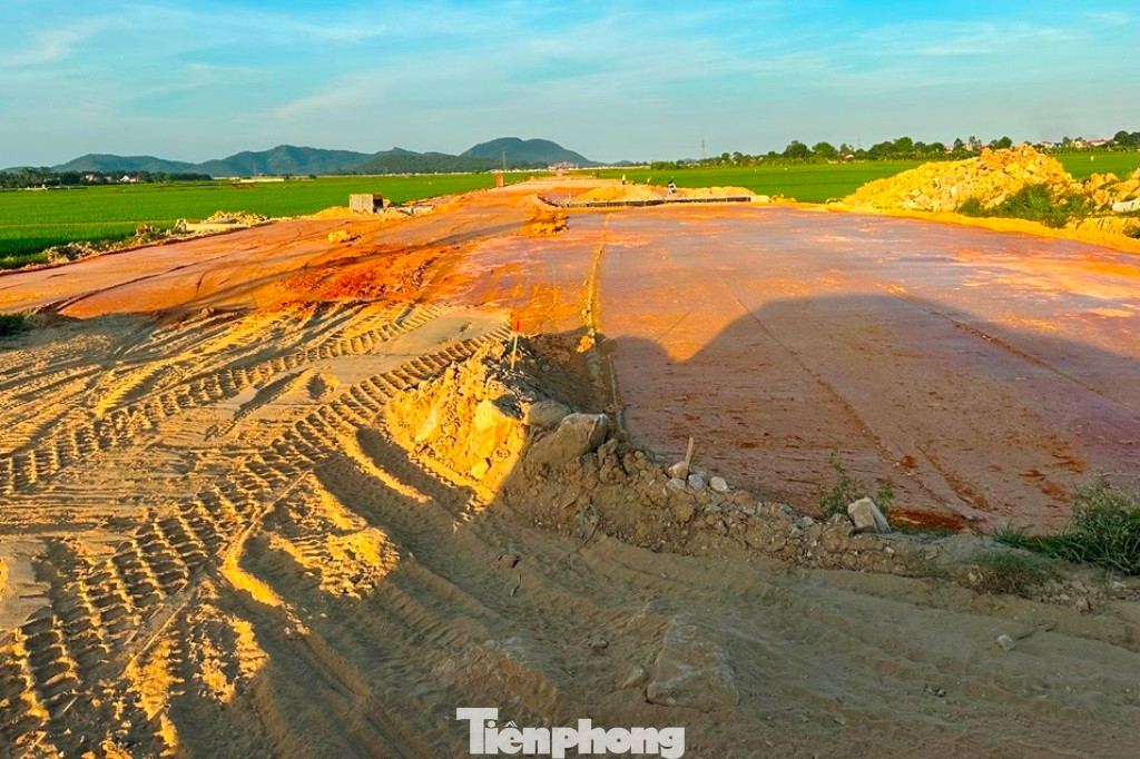 Đường kết nối đến trung tâm các huyện Thiệu Hóa, Yên Định, Hoằng Hóa... mới dừng ở việc đổ đất.