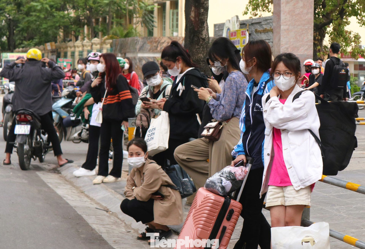 Do có nhiều xe khách dừng đỗ, nên từ 15 giờ cùng ngày, khu vực dọc tuyến đường Hồ Tùng Mậu có rất đông khách đứng dọc vỉa hè để chờ xe. Đa số là các xe tuyến từ Hà Nội đi tỉnh Hải Phòng, Quảng Ninh, Thái Bình,...