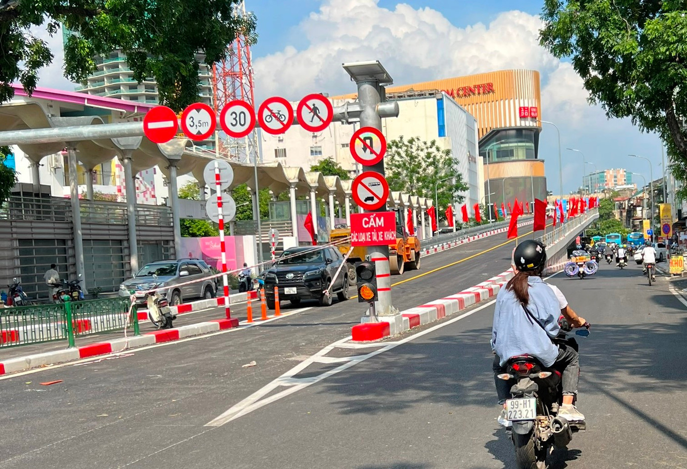 Cầu vượt Chùa Bộc - Phạm Ngọc Thạch chuẩn bị thông xe vào sáng 30/6. Cầu vượt Chùa Bộc - Phạm Ngọc Thạch chuẩn bị thông xe vào sáng 30/6.