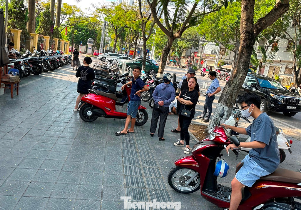 Việc áp dụng quy định mới trong đó có thêm việc lưu hình ảnh, thông tin xe (số khung, số máy) bằng hình ảnh dẫn đến việc xử lý mỗi trường hợp hồ sơ cần ít nhất 15 đến 20 phút, trong khi đó quy định cũ chỉ cần 10 phút.