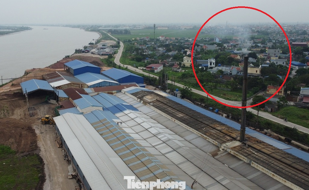 Ghi nhận trong hơn 2 tuần qua tại đây, PV Tiền Phong còn chứng kiến bên trong một trong các nhà xưởng này còn là lò nung gạch, ống khói xả khói cả đêm ngày (vòng tròn đỏ). Chủ các nhà xưởng, lò gạch này được xác định là Cty Cổ phần An Đông.