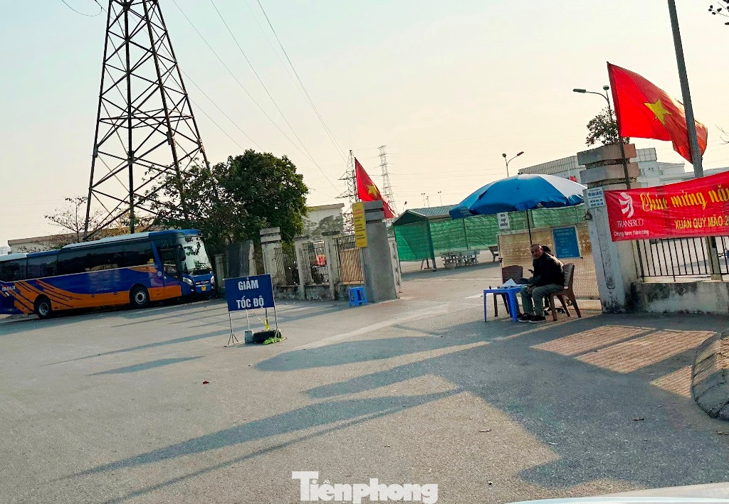 Nhân viên tại trạm đăng kiểm trên địa bàn quận Hoàng Mai kê bàn ra cả ngoài đường để đón tiếp, phân luồng xe như trước tết. Thế nhưng hôm nay (31/1), các xe đến trạm đều được mời vào trong để kiểm định, không phải xếp hàng ngoài đường. Nhân viên tại trạm đăng kiểm trên địa bàn quận Hoàng Mai kê bàn ra cả ngoài đường để đón tiếp, phân luồng xe như trước tết. Thế nhưng hôm nay (31/1), các xe đến trạm đều được mời vào trong để kiểm định, không phải xếp hàng ngoài đường.