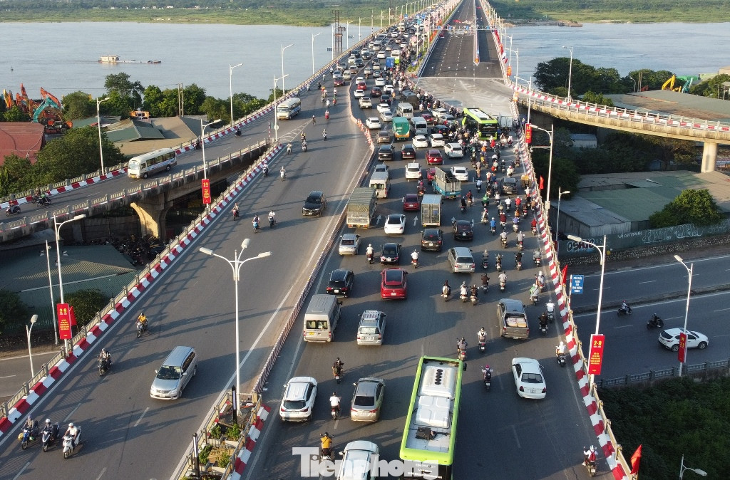 Sau khi thông xe cầu Vĩnh Tuy giai đoạn 2 từ 8h sáng 30/8, nhưng đến quá cuối giờ chiều nay, phương tiện vẫn chưa thể đi lại, ùn tắc vẫn xảy ra.