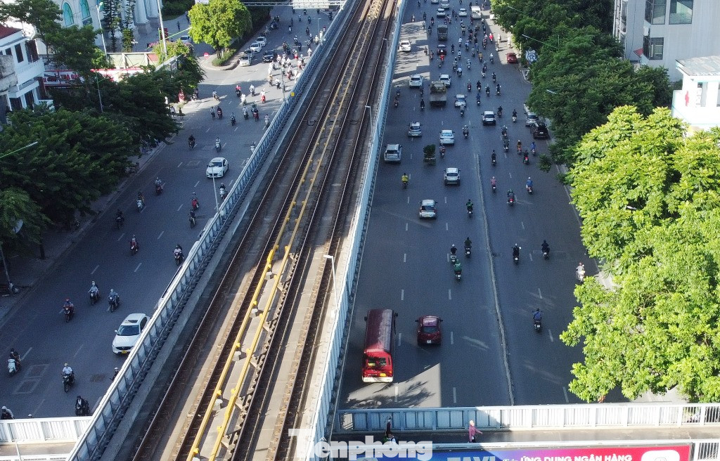 Hiện có 3 đoạn còn lại 1 đoạn dải phân cách phân làn là dốc hầm chui Thanh Xuân, cầu đi bộ Thượng Đình và đường dẫn lên cầu vượt Ngã Tư Sở. Hiện có 3 đoạn còn lại 1 đoạn dải phân cách phân làn là dốc hầm chui Thanh Xuân, cầu đi bộ Thượng Đình và đường dẫn lên cầu vượt Ngã Tư Sở.