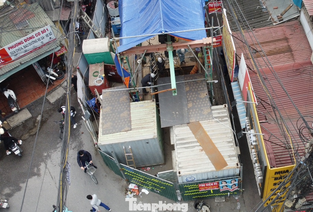 Bên trong hàng rào công trường dự án đang khoan chỉ một ô nhỏ dạng thăm dò địa chất, diện tích còn lại là để chứa thiết bị thi công, máy móc.