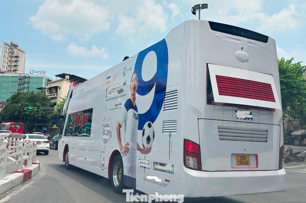 Thời điểm từ 9h đến 12h trưa 16/6, các tuyến phố Kim Mã - Nguyễn Thái Học, Tôn Đức Thắng, Văn Miếu, Quốc Tử Giám, Hai Bà Trưng và khu vực nút giao Cửa Nam, Lê Duẩn - Đại Cồ Việt… bỗng dưng xuất hiện các xe buýt 2 tầng trùm kín quảng cáo lượn đi lượn lại nhiều vòng.