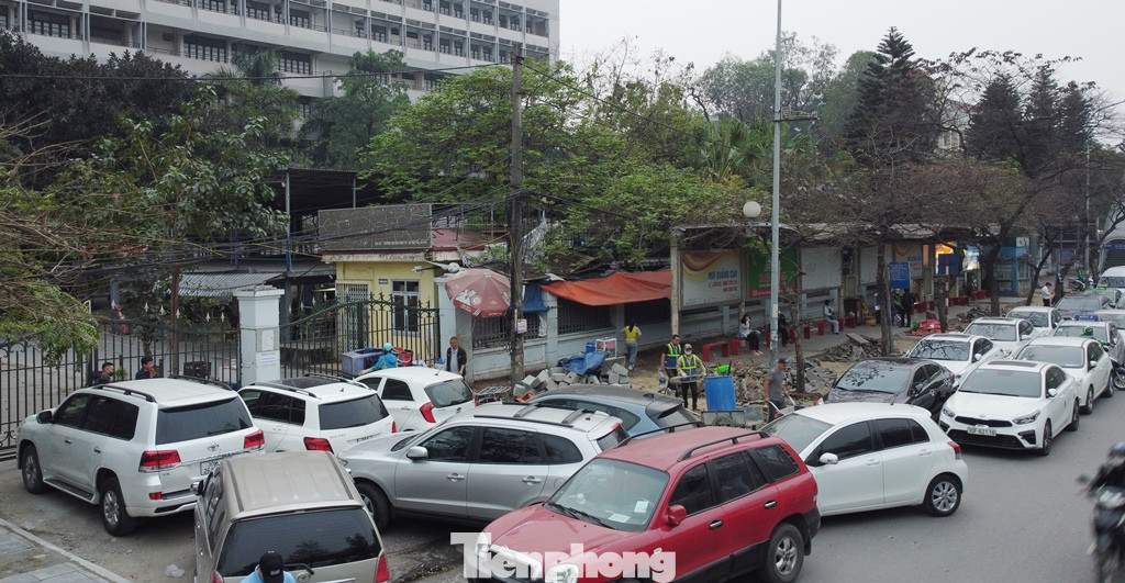 Hôm nay là ngày nghỉ (Chủ nhật) các trung tâm đăng kiểm trong đó có Trung tâm số 2903V - Cầu Giấy (Trung tâm đăng kiểm Cầu Giấy) không làm việc nhưng các dòng xe đến xếp hàng bắt đầu nối dài từ trưa 5/3. Hôm nay là ngày nghỉ (Chủ nhật) các trung tâm đăng kiểm trong đó có Trung tâm số 2903V - Cầu Giấy (Trung tâm đăng kiểm Cầu Giấy) không làm việc nhưng các dòng xe đến xếp hàng bắt đầu nối dài từ trưa 5/3.