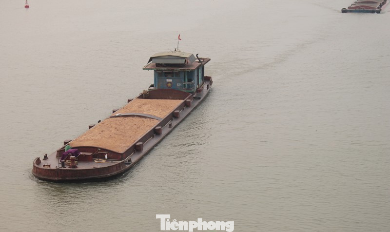 Tại sông Hồng đoạn qua Hà Nội, Đại úy Nguyễn Tuấn Anh, Phó đội trưởng Đội CSGT đường thủy, Phòng CSGT Hà Nội cho biết, từ ngày 10/4, đội đã được trang bị thiết bị đo nồng độ cồn nên đang triển khai các đợt kiểm tra trên sông Hồng và sông Đuống qua Hà Nội.