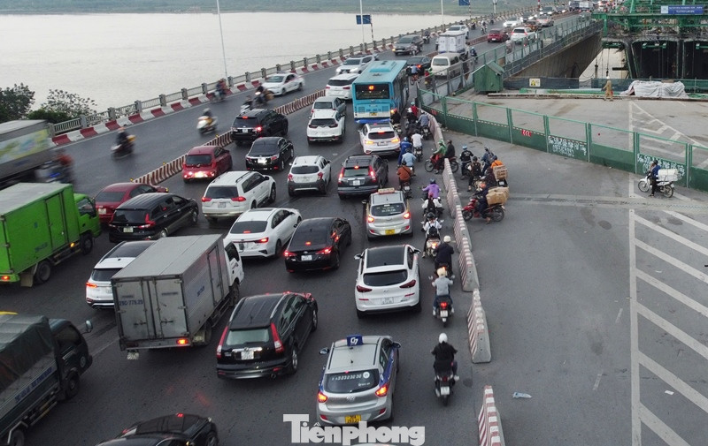 Trước đó, trong 2 năm qua, mặt cầu Vĩnh Tuy hướng Long Biên đã bị hàng rào thi công dự án cầu Vĩnh Tuy 2 chiếm gần một nửa, giao thông thường xuyên ùn tắc.