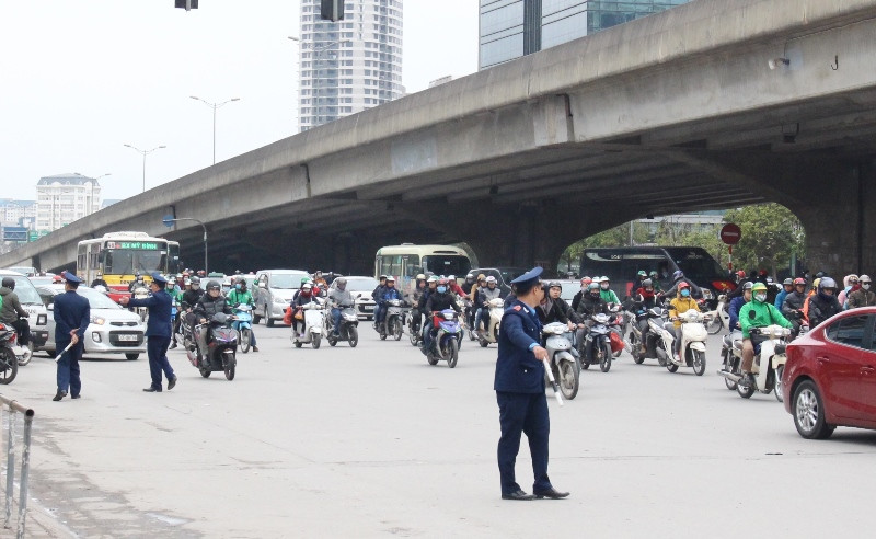 Thanh tra giao thông điều tiết giao thông tại nút giao Phạm Hùng - Tôn Thất Thuyết - Nguyễn Hoàng. Ảnh: Anh Trọng