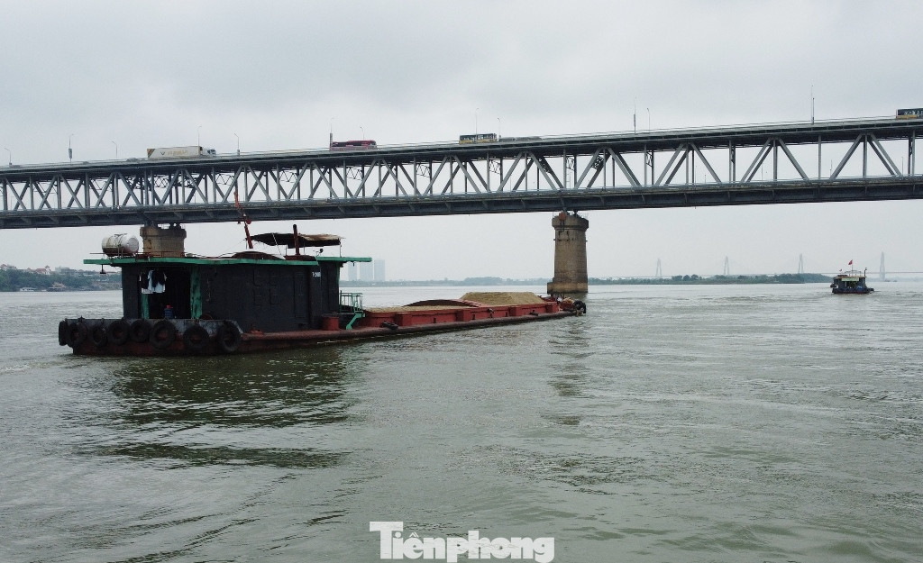 Tuy nhiên tại khu vực sông Hồng qua cầu Thăng Long - địa bàn Đội Cảnh sát đường thủy số 1, PC08 Hà Nội quản lý, tuần tra. Trong nửa tháng qua, PV Tiền phong ghi nhận tại đây có hàng chục tàu chở cát cao có ngọn thế này nhiều lần chạy qua để vào hướng nội thành nhưng không hề được kiểm tra, xử lý. Tuy nhiên tại khu vực sông Hồng qua cầu Thăng Long - địa bàn Đội Cảnh sát đường thủy số 1, PC08 Hà Nội quản lý, tuần tra. Trong nửa tháng qua, PV Tiền phong ghi nhận tại đây có hàng chục tàu chở cát cao có ngọn thế này nhiều lần chạy qua để vào hướng nội thành nhưng không hề được kiểm tra, xử lý.