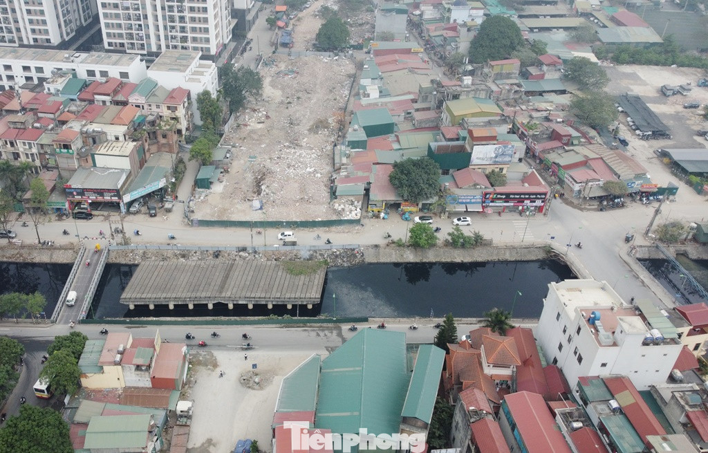 Công trường dự án Vành đai 2,5 đi qua khu vực cầu Định Công và sông Lừ.