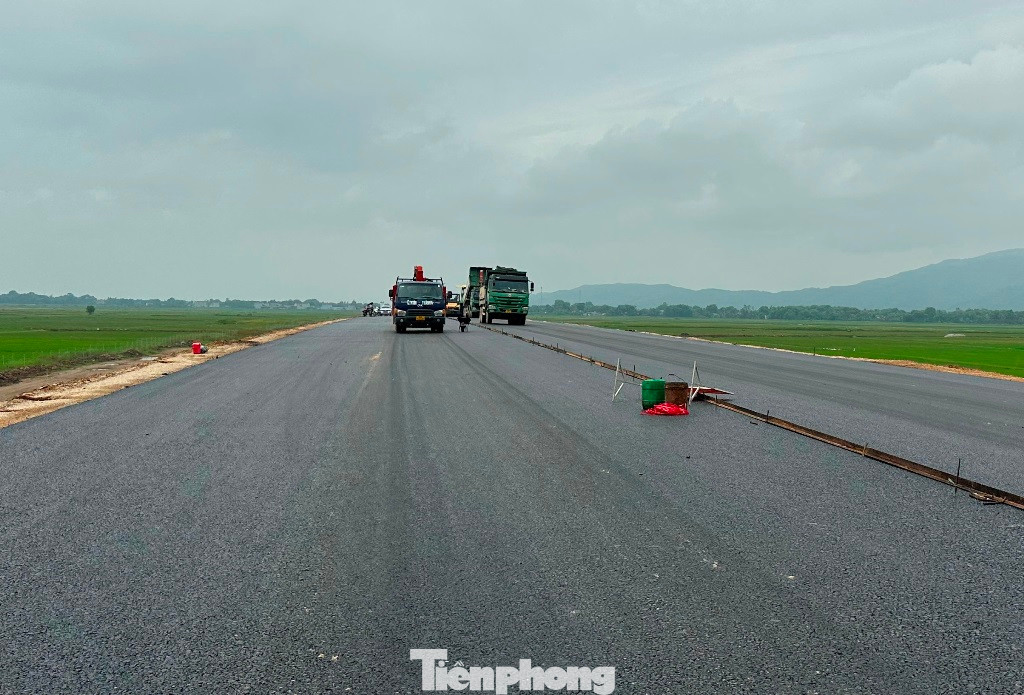 Theo ông Quỳnh, việc thi công đắp đất, lu lèn nền đường đã cơ bản hoàn thiện. Hiện các nhà thầu đang đẩy nhanh thi công thảm các lớp móng mặt đường, phục vụ dự án thông xe vào dịp 2/9 tới.