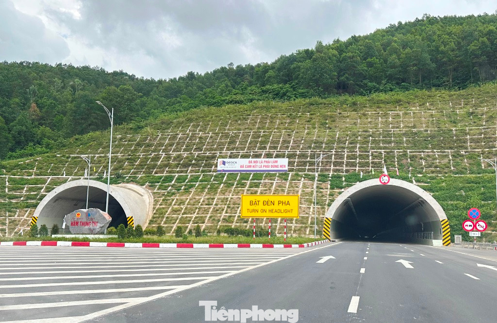 Công trình gồm 2 ống hầm qua núi dài 680 m, mặt hầm rộng 3 làn xe mỗi ống. Tại thời điểm thông xe hầm Thung Thi là hầm rộng và hiện đại nhất Việt Nam.