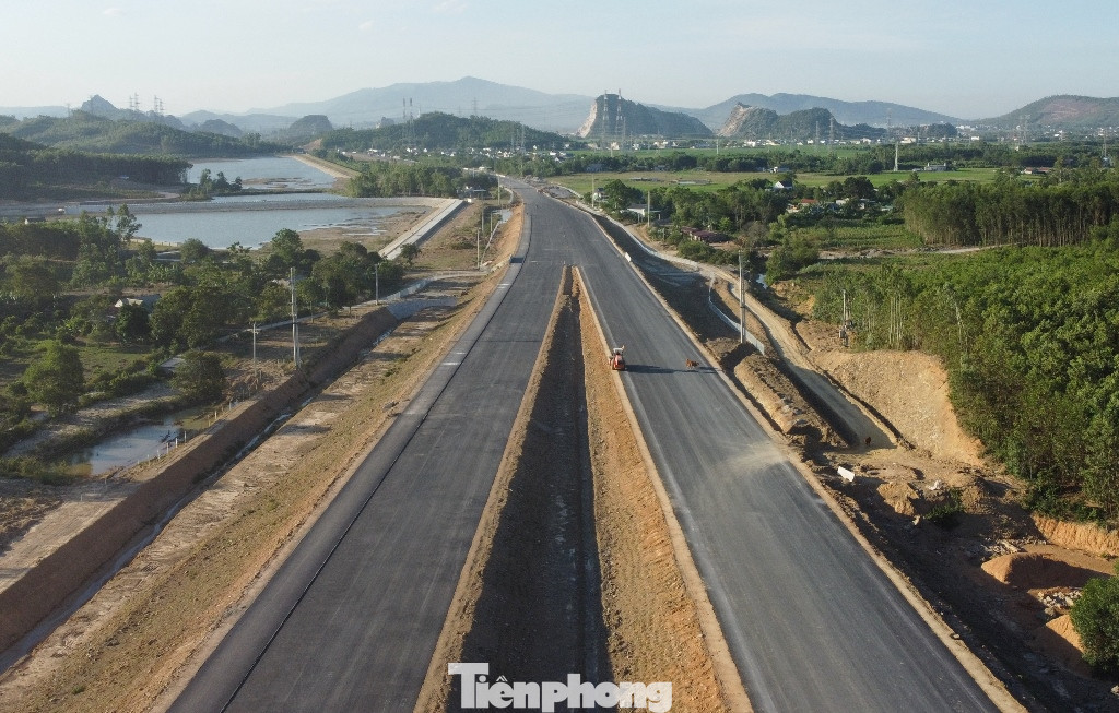 Sau hơn 2 năm thi công hiện 50 km cao tốc tại dự án cao tốc Bắc - Nam đoạn Nghi Sơn - Diễn Châu đã hiện hình hài. Sau hơn 2 năm thi công hiện 50 km cao tốc tại dự án cao tốc Bắc - Nam đoạn Nghi Sơn - Diễn Châu đã hiện hình hài.