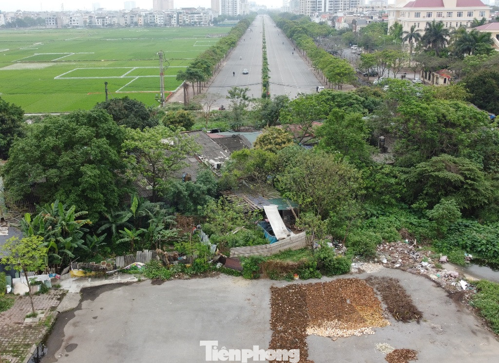 Tại phường Giang Biên, quận Long Biên cũng đang xuất hiện một tuyến đường mới làm được khoảng 200 mét, đường rộng khoảng 4 làn xe và vỉa hè hai bên, nhưng đoạn đường chưa kết nối với tuyến đường nào trong khu vực.