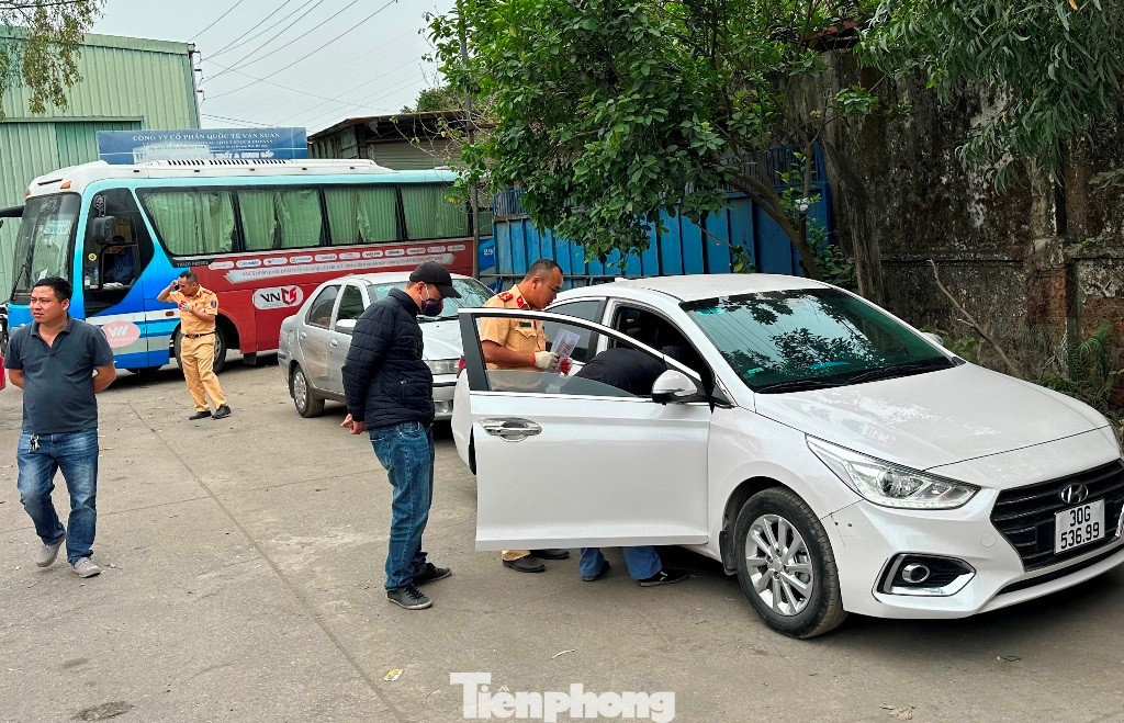 CSGT được phân công cũng tiến hành khám nội thất, giấy tờ xe từ bên ngoài để giảm ùn ứ.