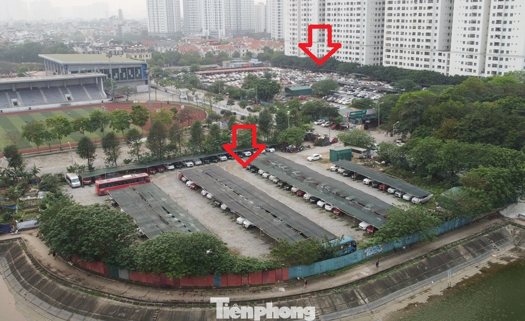 Các bãi xe "khủng" tại đất dự án (mũi tên) được xác định là không phép tại KĐT Linh Đàm. Các bãi xe "khủng" tại đất dự án (mũi tên) được xác định là không phép tại KĐT Linh Đàm.