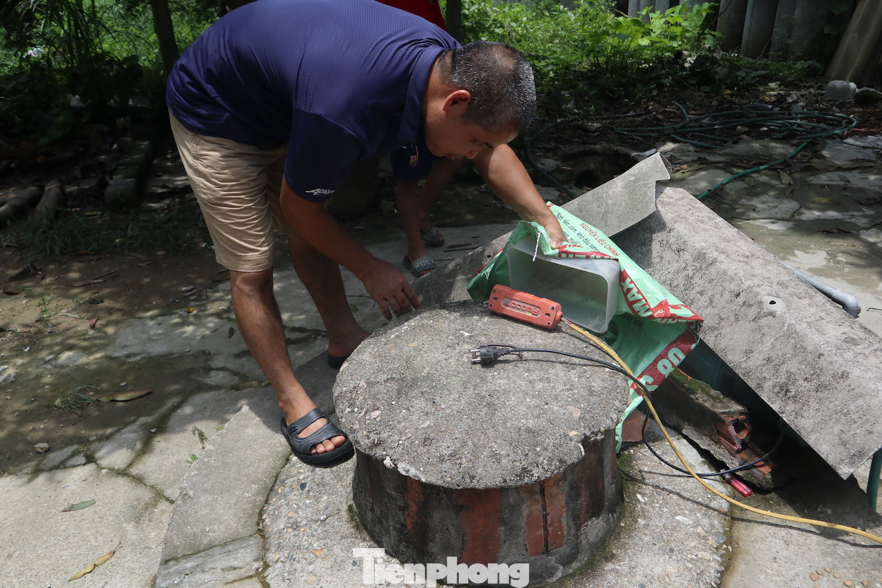 Nhiều xã ở huyện Ba Vì như Cẩm Lĩnh, Vật Lại, Tòng Bạt… đến nay vẫn đang phải dùng nước giếng khơi dù rất gần sông Đà và ở giữa 2 nhà máy nước quy mô lớn của TP Hà Nội. Trong đó, dự án “Nhà máy nước sạch Sông Đà Ba Vì” đặt tại xã Phú Sơn (Ba Vì - Hà Nội), do liên danh Công ty cổ phần Ao Vua và Công ty cổ phần Đầu tư xây dựng cấp thoát nước & môi trường Ba Vì đầu tư, công suất 10.000m3/ngày đêm. Dù đã được lắp đặt đường ống nhưng lại chưa được đấu nối và cung cấp nước về địa phương. Nhiều xã ở huyện Ba Vì như Cẩm Lĩnh, Vật Lại, Tòng Bạt… đến nay vẫn đang phải dùng nước giếng khơi dù rất gần sông Đà và ở giữa 2 nhà máy nước quy mô lớn của TP Hà Nội. Trong đó, dự án “Nhà máy nước sạch Sông Đà Ba Vì” đặt tại xã Phú Sơn (Ba Vì - Hà Nội), do liên danh Công ty cổ phần Ao Vua và Công ty cổ phần Đầu tư xây dựng cấp thoát nước & môi trường Ba Vì đầu tư, công suất 10.000m3/ngày đêm. Dù đã được lắp đặt đường ống nhưng lại chưa được đấu nối và cung cấp nước về địa phương.