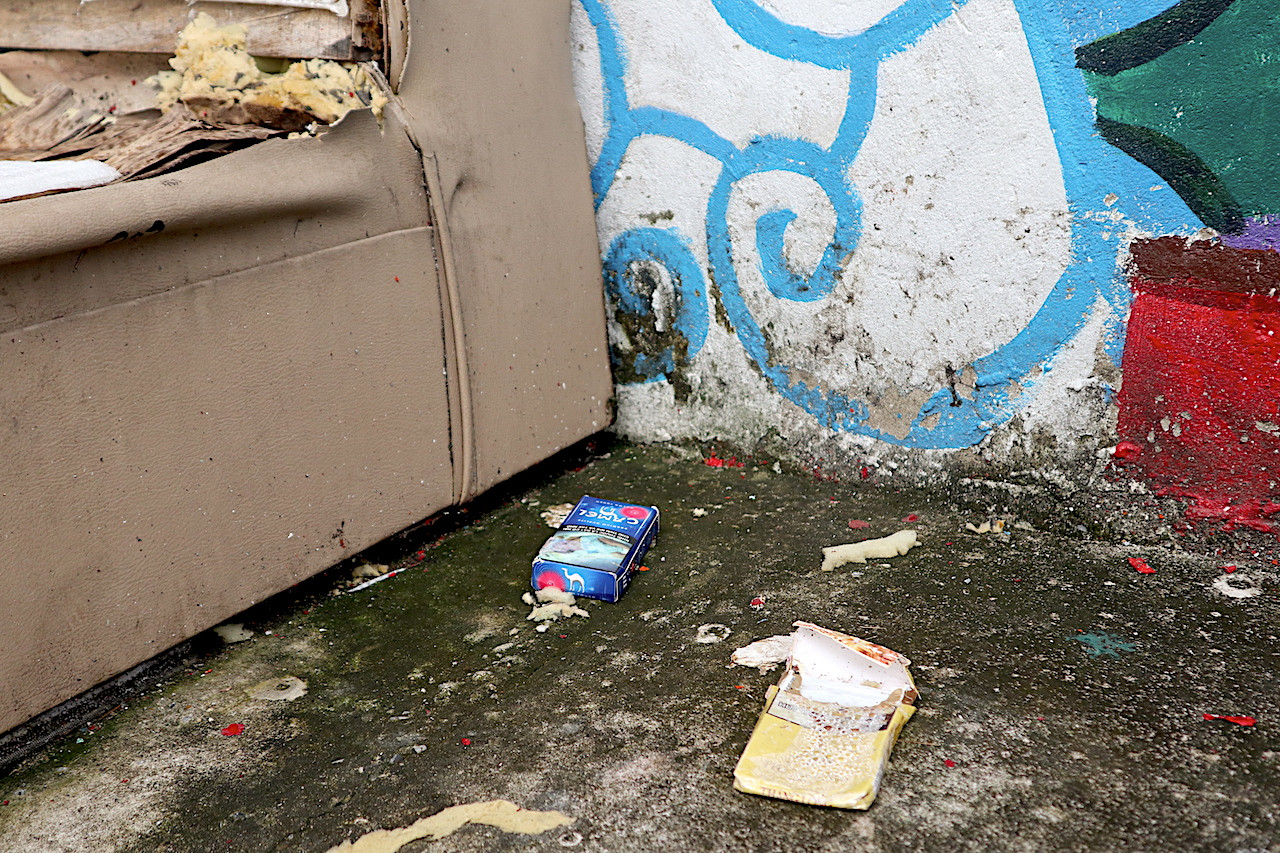 Không khó để bắt gặp tại những địa điểm này là vỏ bao thuốc lá, rác thải... do người dân đến tham quan và bỏ lại.