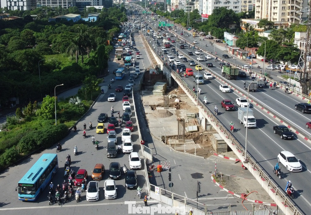 Tình trạng này cũng gây ùn tắc kéo dài với làn đường Phạm Văn Đồng (cầu Thăng Long) dẫn về nút.